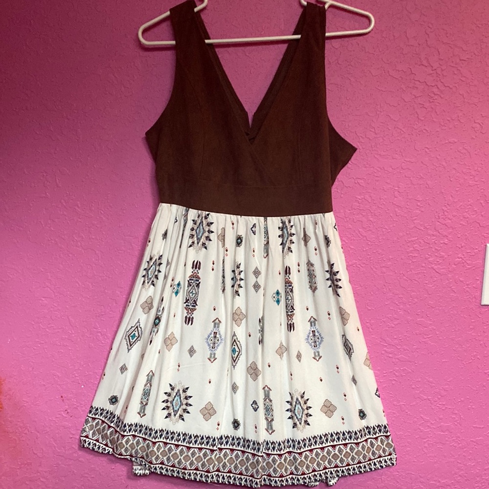 Size M dress with brown top and white patterned on the bottom. Brand Shyanne.